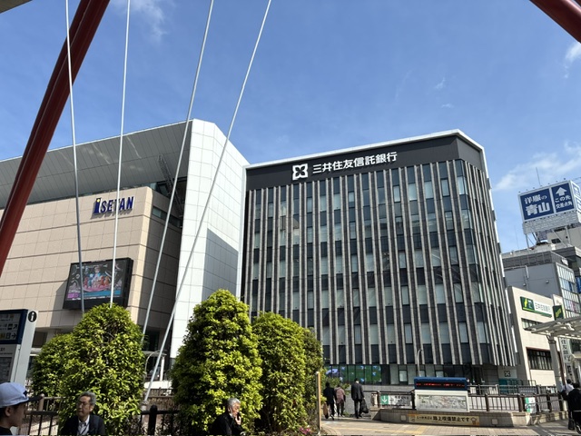 JR立川駅北口の様子。三井住友信託銀行の建物が見える