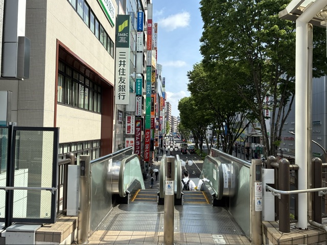 エスカレーターを降りた地上の街並み