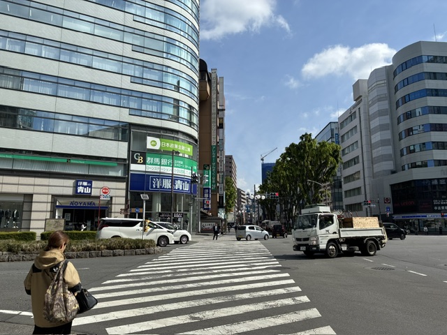 洋服の青山と群馬銀行が見える交差点