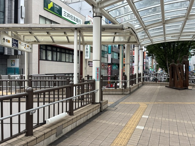 ペデストリアンデッキ上の三井住友銀行入口付近