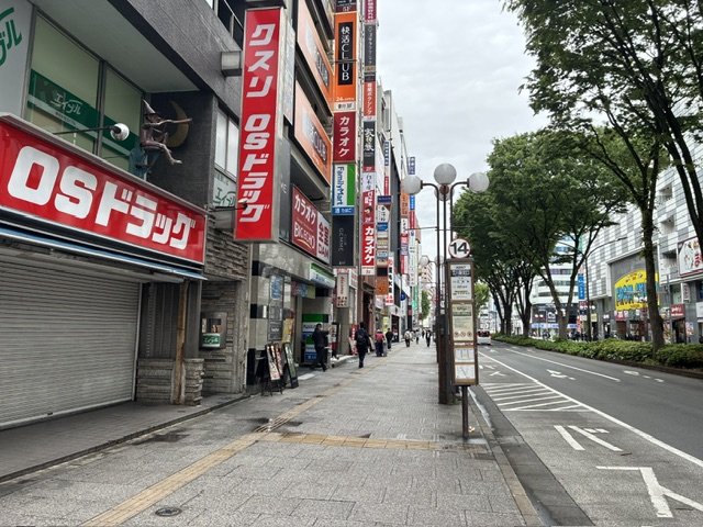 OSドラッグの店舗を含む大通り沿いの様子